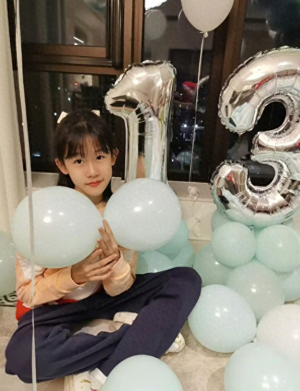 曹格13岁女儿打扮遭吐槽,穿低领露背太成熟,可谓女大十八变