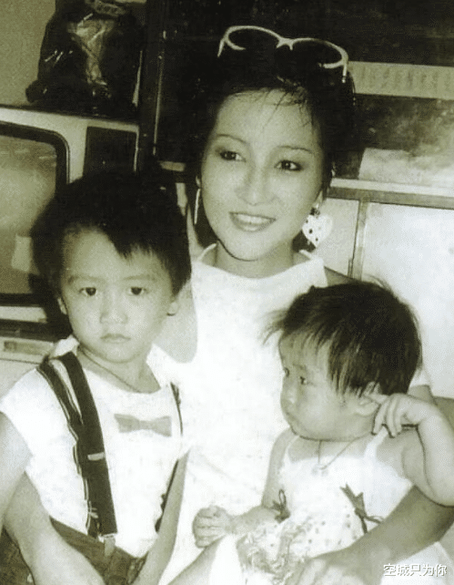 狄波拉|狄波拉:29岁生谢霆锋,离婚后与谢贤毫不避嫌,现任丈夫为何能忍