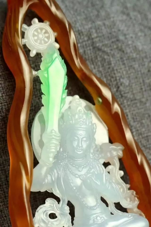 绿松石|一块不起眼的翡翠怪桩料,在玉雕大师的精雕细琢下出如此完美作品!