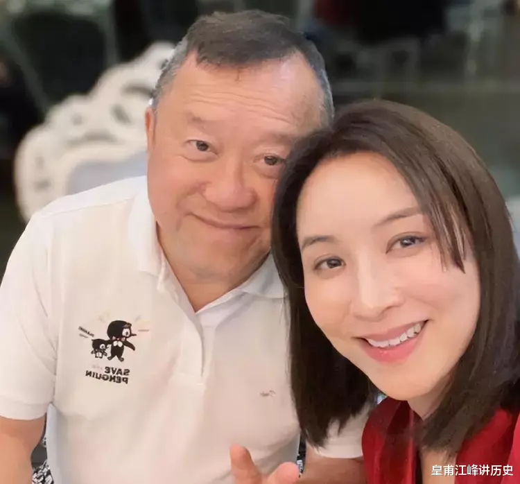 |曾志伟与11位港姐聚会，红光满面肚腩凸出，郭可盈陈妙瑛仍貌美