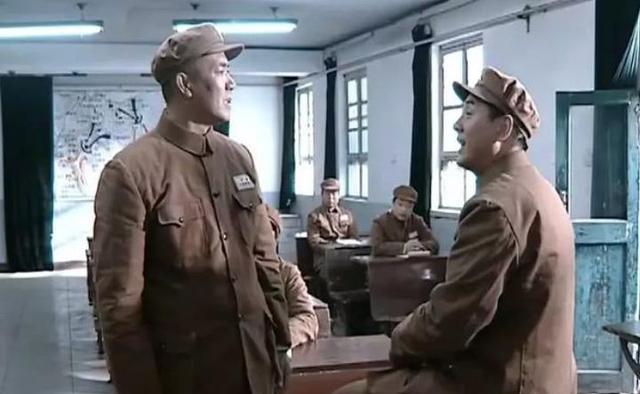李云龙|李云龙丁伟孔捷闹军衔,为啥老师长怒批李云龙丁伟,却表扬孔捷?