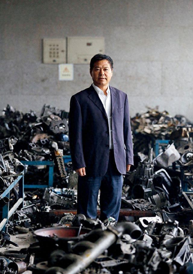 把三个女儿弄去坐牢后,蓝翔校长再送原配入狱,这次被“反杀”了!