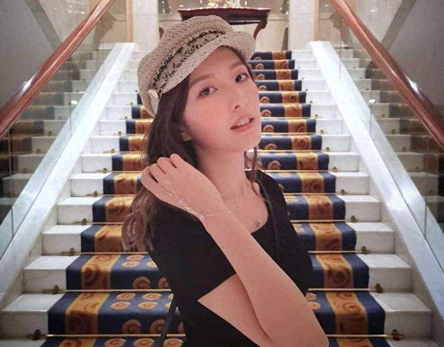 郭嘉文30岁外出做发型,展现阔太生活,宣告仍是李泽楷的正式女友