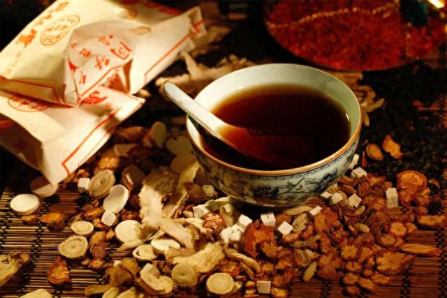 口苦先清肝,失眠要疏肝,眼花要补肝,一个中成药,补全肝脏不足