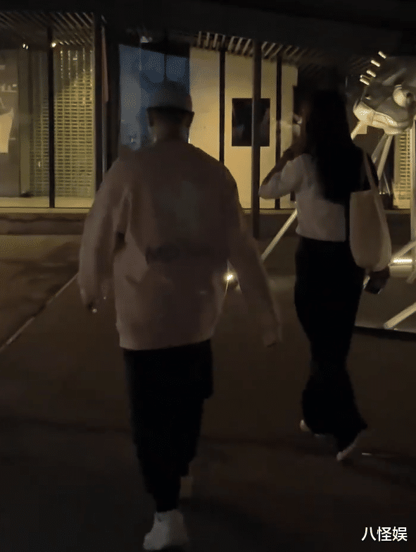 偶遇53岁孙红雷,眉毛快掉光苍老认不出,老婆全素颜陪伴超接地气