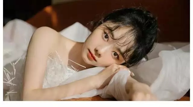 谭松韵|阳光,海滩,不老的童颜