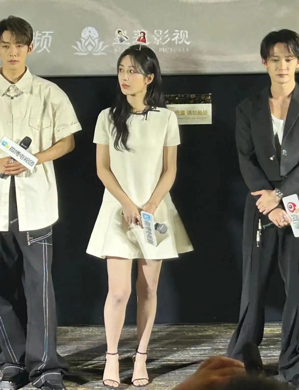 《长相思》主演见面会，邓为出众，檀健次个矮，杨紫双腿很真实