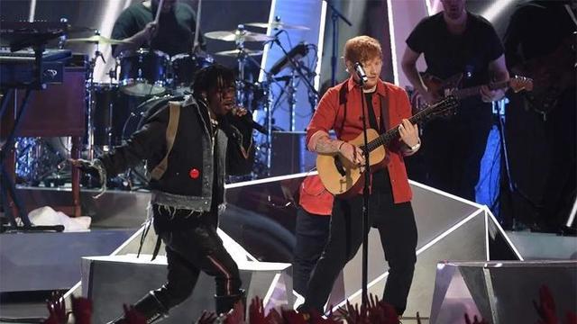 真是活久见,美国歌手将1.6亿粉钻镶额头,演唱时被粉丝徒手抠出