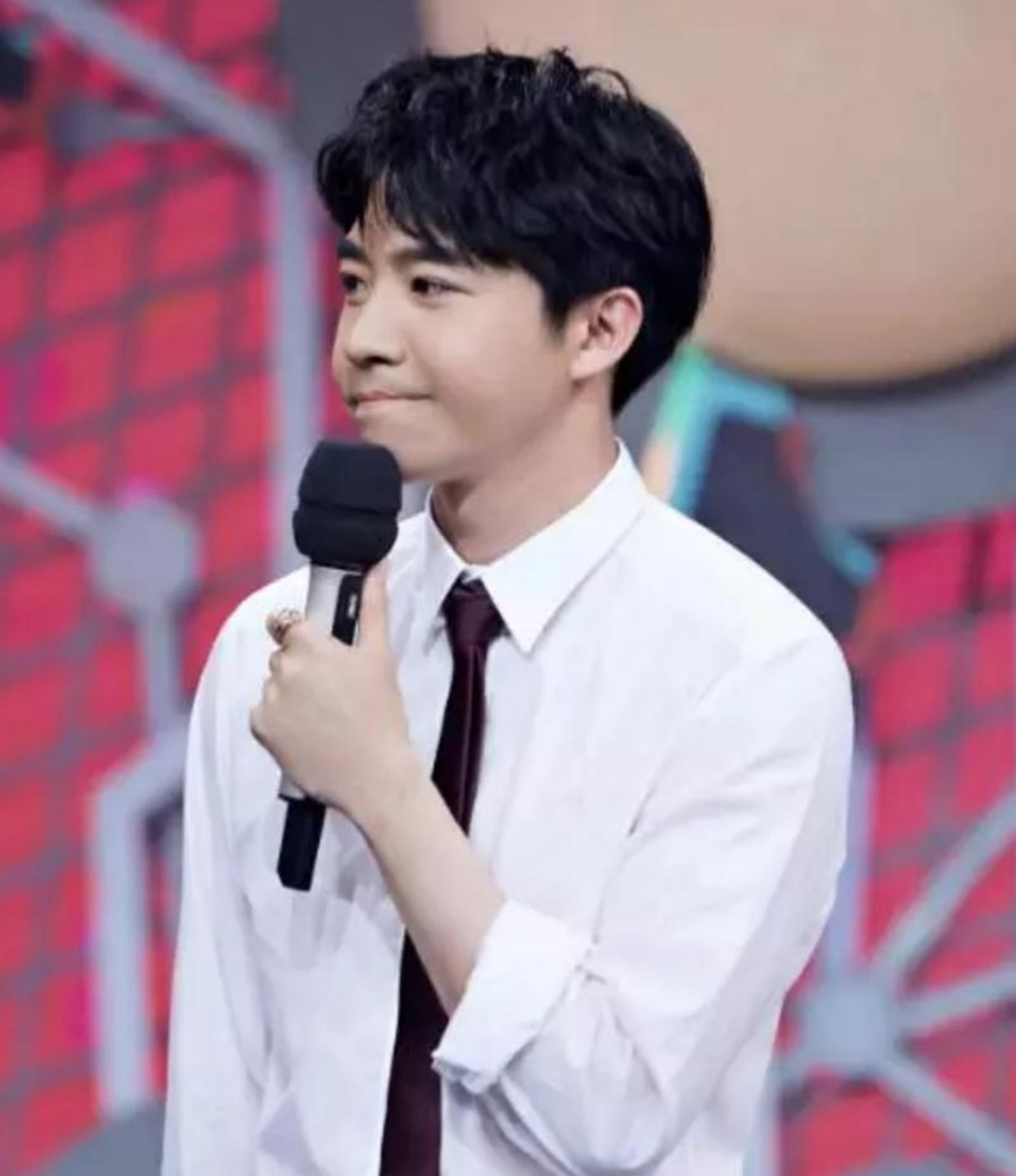 41岁任家萱“官宣产子”,一家三口幸福合照,13年辛酸令人心疼