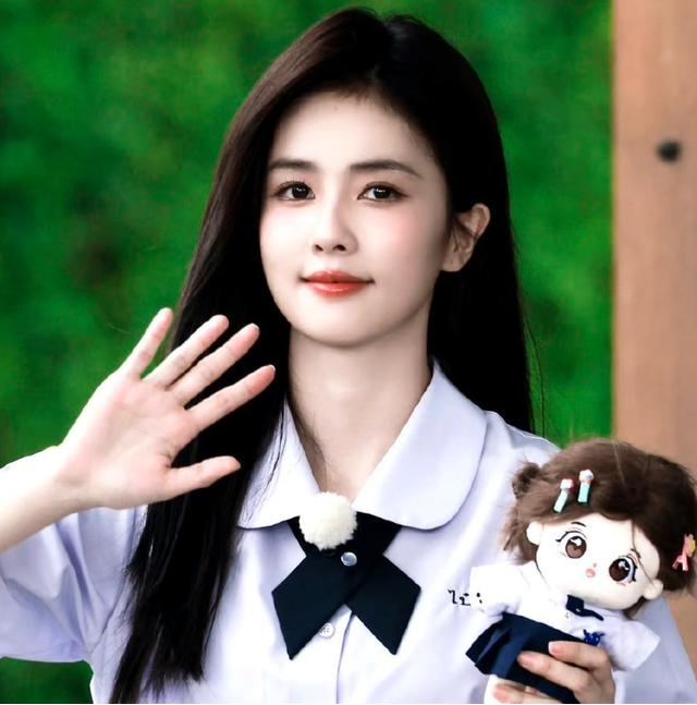 奔跑吧兄弟|《跑男》收官合影，白鹿稳占C位，baby与导演在一块，范丞丞靠边