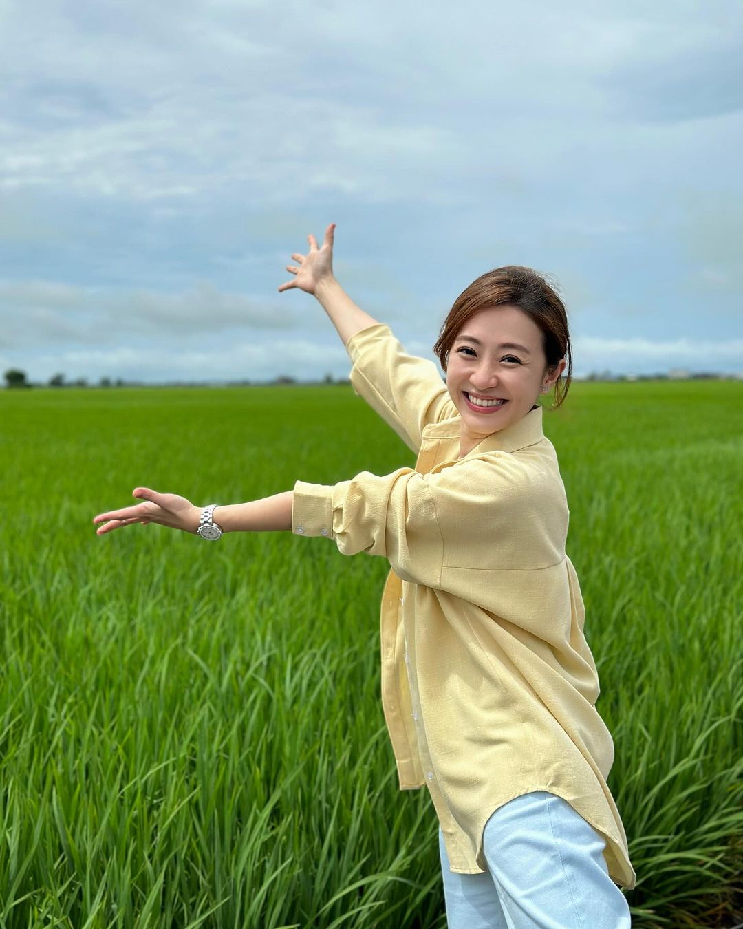 37岁女歌手庄群施片场拍戏时猝死，事发几小时前晒自拍状态超正常