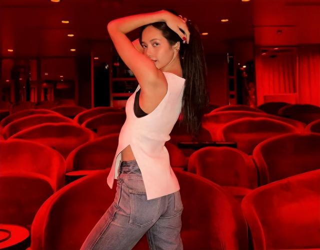 Lisa疯马秀造型疑曝光,斗篷上身疑与舞娘撞款,在韩网口碑崩盘