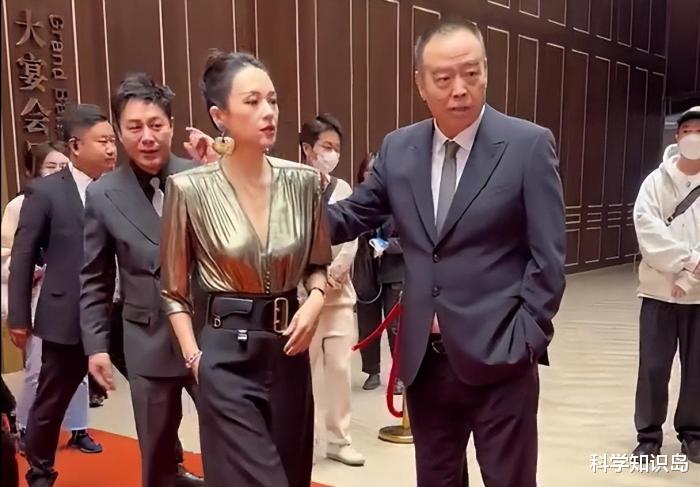 张颂文|北影节开幕!张颂文单膝跪抱高叶,陈都灵礼服被撑开线!