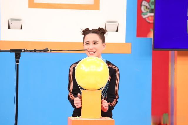 何超莲|窦骁不要看！何超莲上综艺节目玩亲密，坐男星腿上秀完美身材