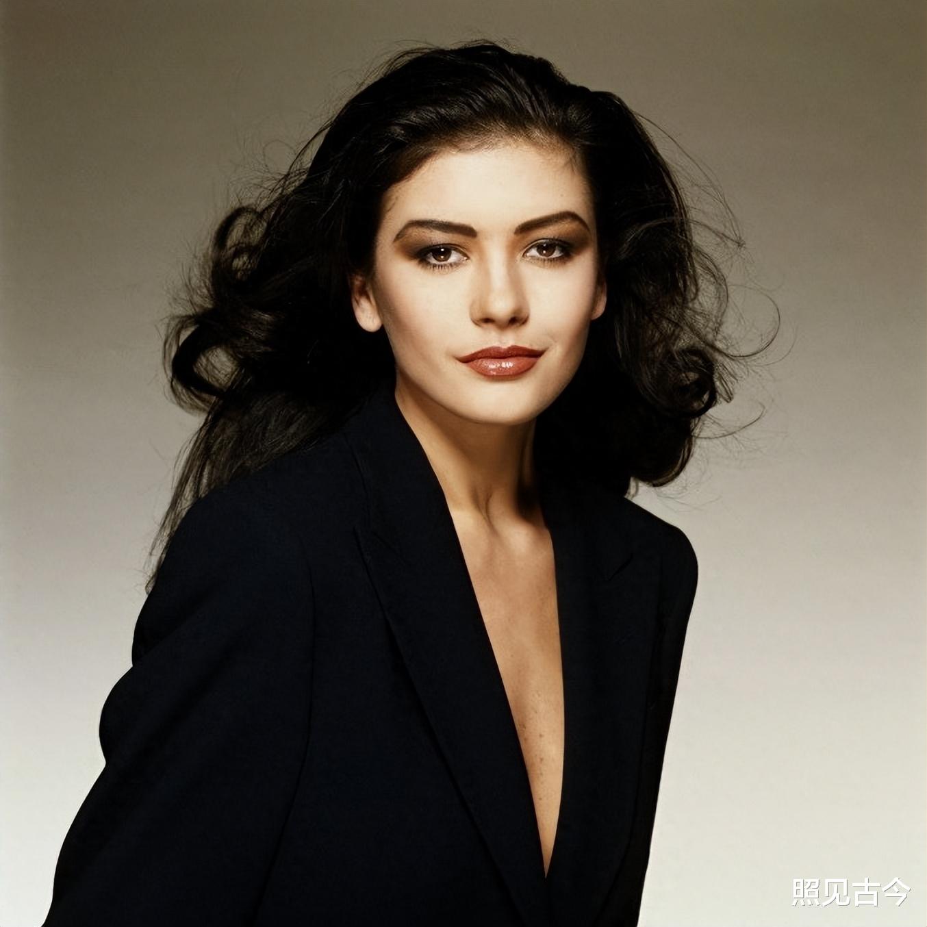 泽塔琼斯图啥？31岁未婚生子嫁56岁道格拉斯，被劈腿数次也不离婚