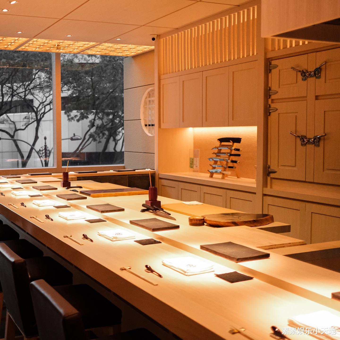 林峰邀请陈雪铃吃顶级和牛,为老婆张馨月打点名媛富贵圈