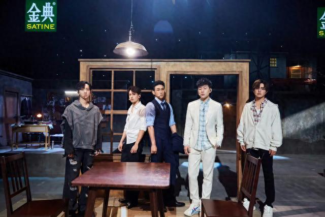 陆毅把关智斌当儿子宠，送吉他，照顾生病。陆毅说一家五口好幸福