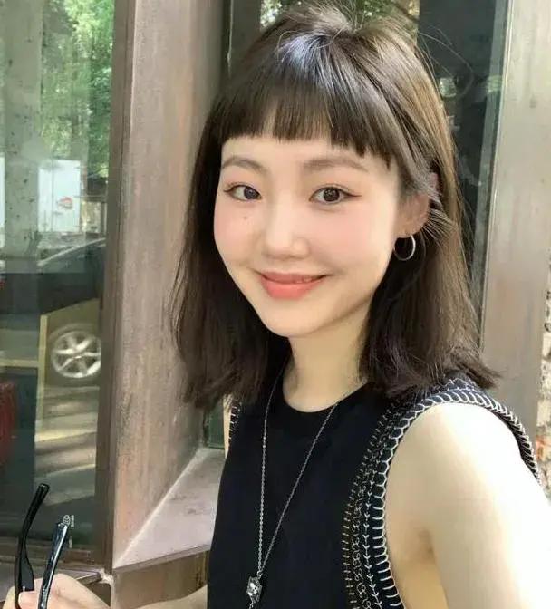 \简约时尚40+女人发型推荐：剪短头发，显年轻气质！\