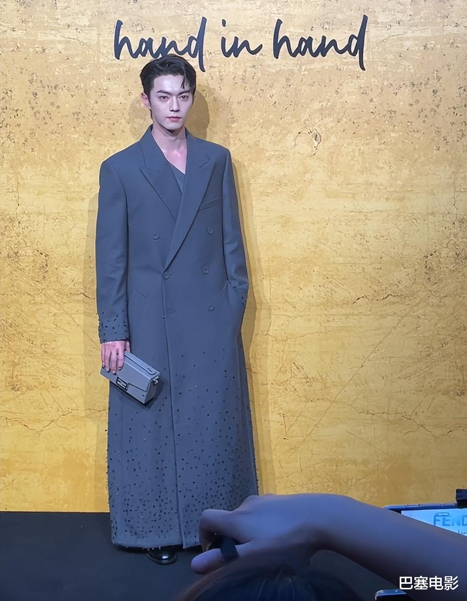 李沁|好土的时尚红毯,杨颖鞋子拉垮,李沁妆容怪异,陈晓老成两辈人