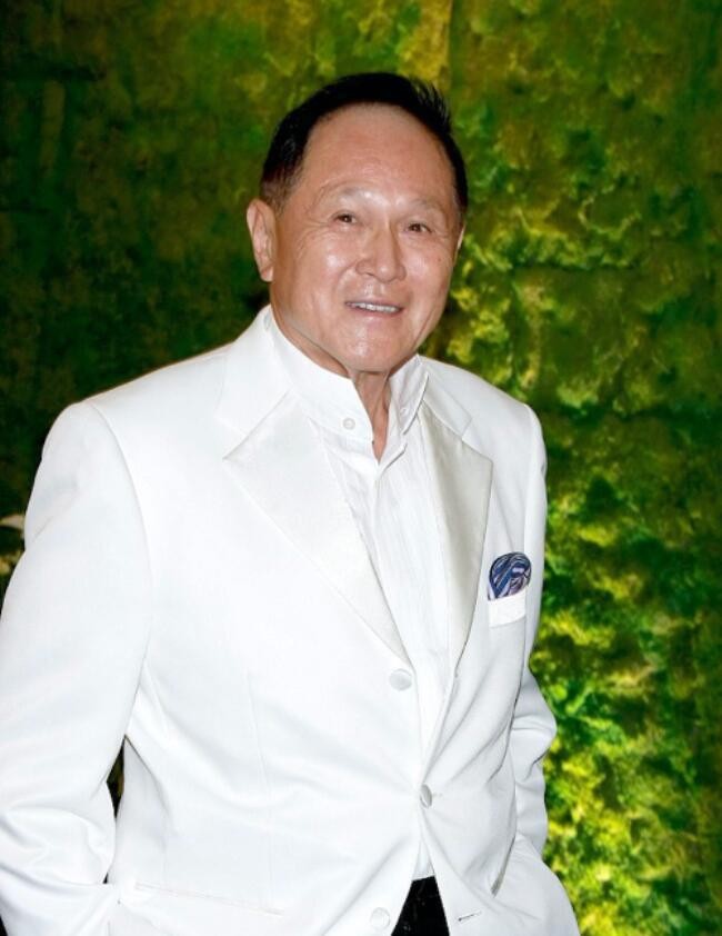 一派是赵世曾及母亲倪亚震,另一派则是赵世彭,赵世光和赵世亮三兄妹