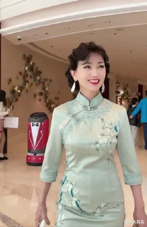 赵雅芝|70岁赵雅芝罕晒近况，面无皱纹身材姣好似少女，网友晒生图秒打脸