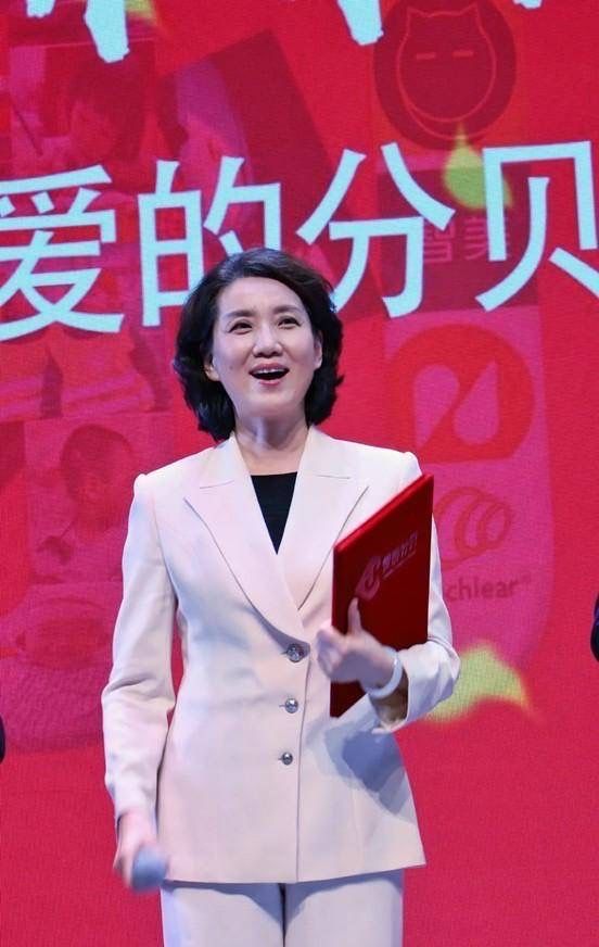 宋茜 李修平才是“反油腻”女人:西装得体,短发微卷,59岁气质惊艳