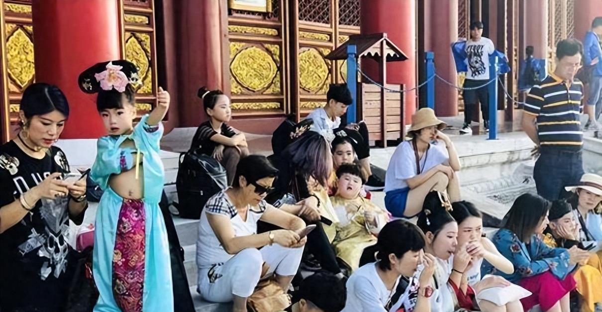 横店20万群演现状:美女泛滥、懒汉光棍遍地,他们的归宿究竟在哪