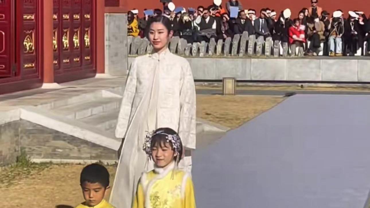 杨丽萍|杨丽萍力捧侄女兼职当模特，寺庙走秀引争议，小彩旗穿男装盼回国