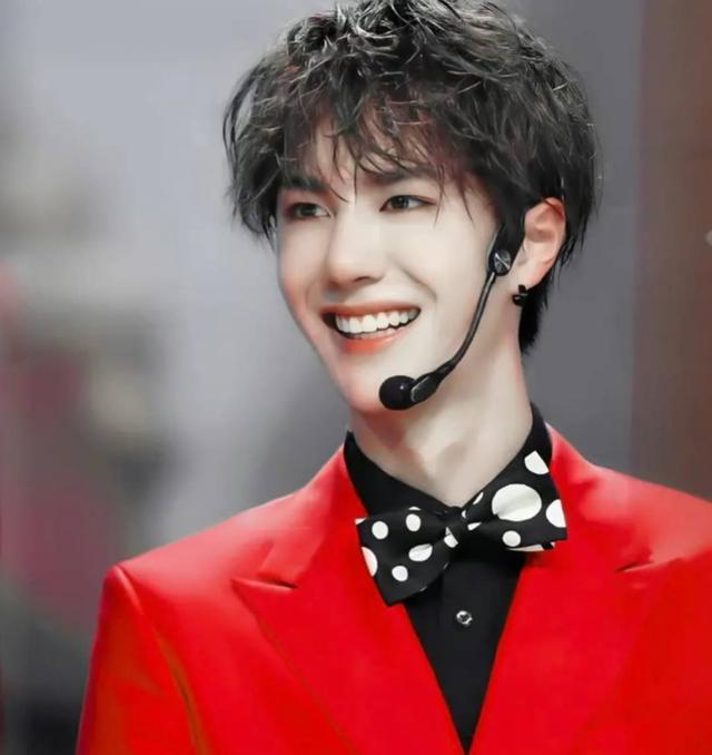 明星|大瓜预告!曝三字男明星塌房,新恋情被实锤,多重身份频繁上综艺!