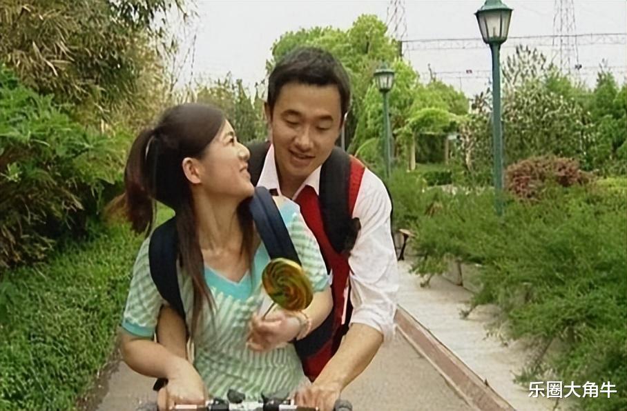 主持人陈辰罕晒全家福，与小3岁老公似姐弟，41岁高龄生子