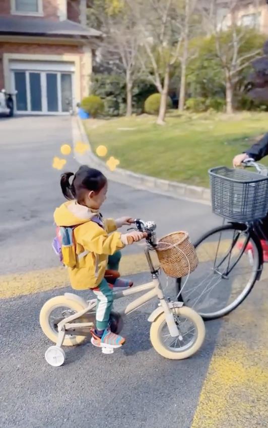 陈小春|陈小春次子扎马尾像女孩儿,网友担心会导致性别认知障碍
