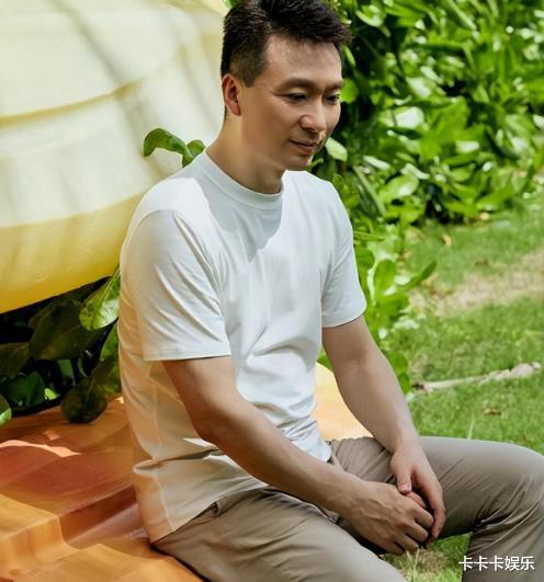 央视主持人康辉：坚持丁克恩爱有加，却在48岁时直言后悔当初选择