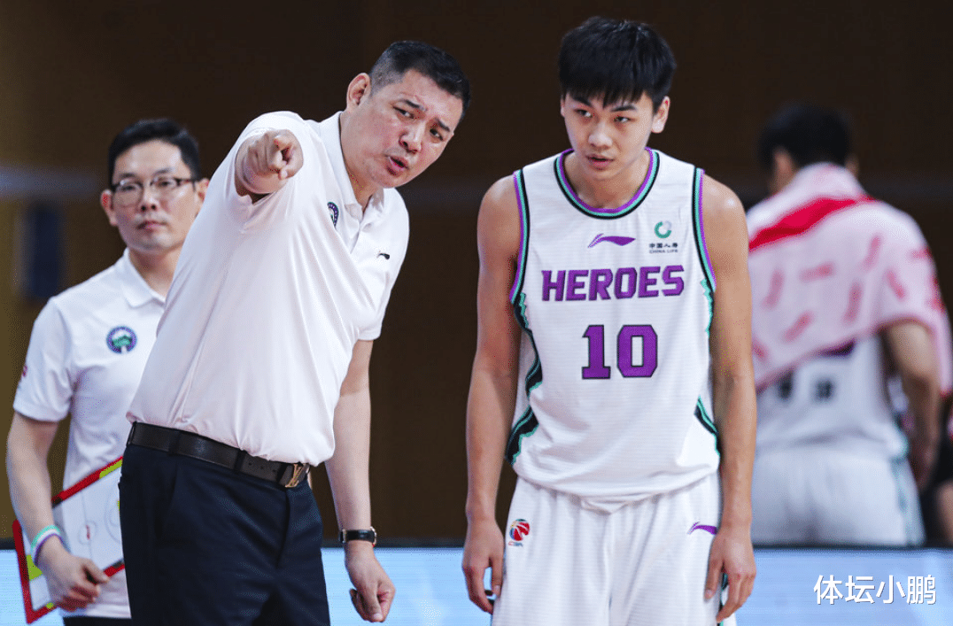 山东男篮北上遇寒流,王晗目光呆滞毫无招架,巩晓彬回归呼声高涨