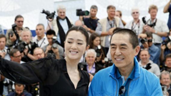 狐狸尾巴终究藏不住，他妻妾成群，私生子竟和大腕巩俐越长越像？