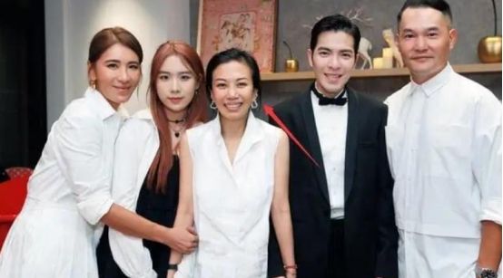 萧敬腾和经纪人登记结婚，亲妈满脸喜悦，干妈向太竟未送祝福