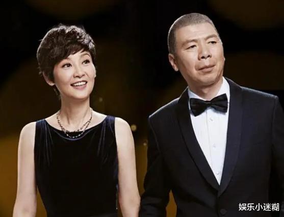 杂志|冯小刚徐帆近照曝光!斑秃脸花白、发福圆润,17岁养女颜值逆袭