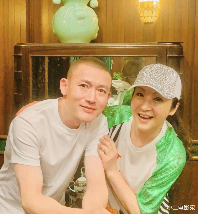 56岁周立波老得大变样,头发稀疏在豪宅吃大餐,与过去判若两人