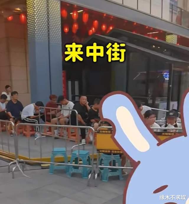 煎饼|狗头萝莉塌房再添“实锤”！对粉丝又搂又亲，外网重操旧业赚翻了