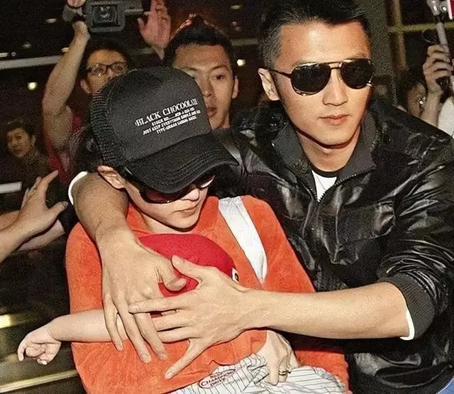 张柏芝四胎实锤?现身回应四胎,脖子上草莓印引热议,停工办婚礼