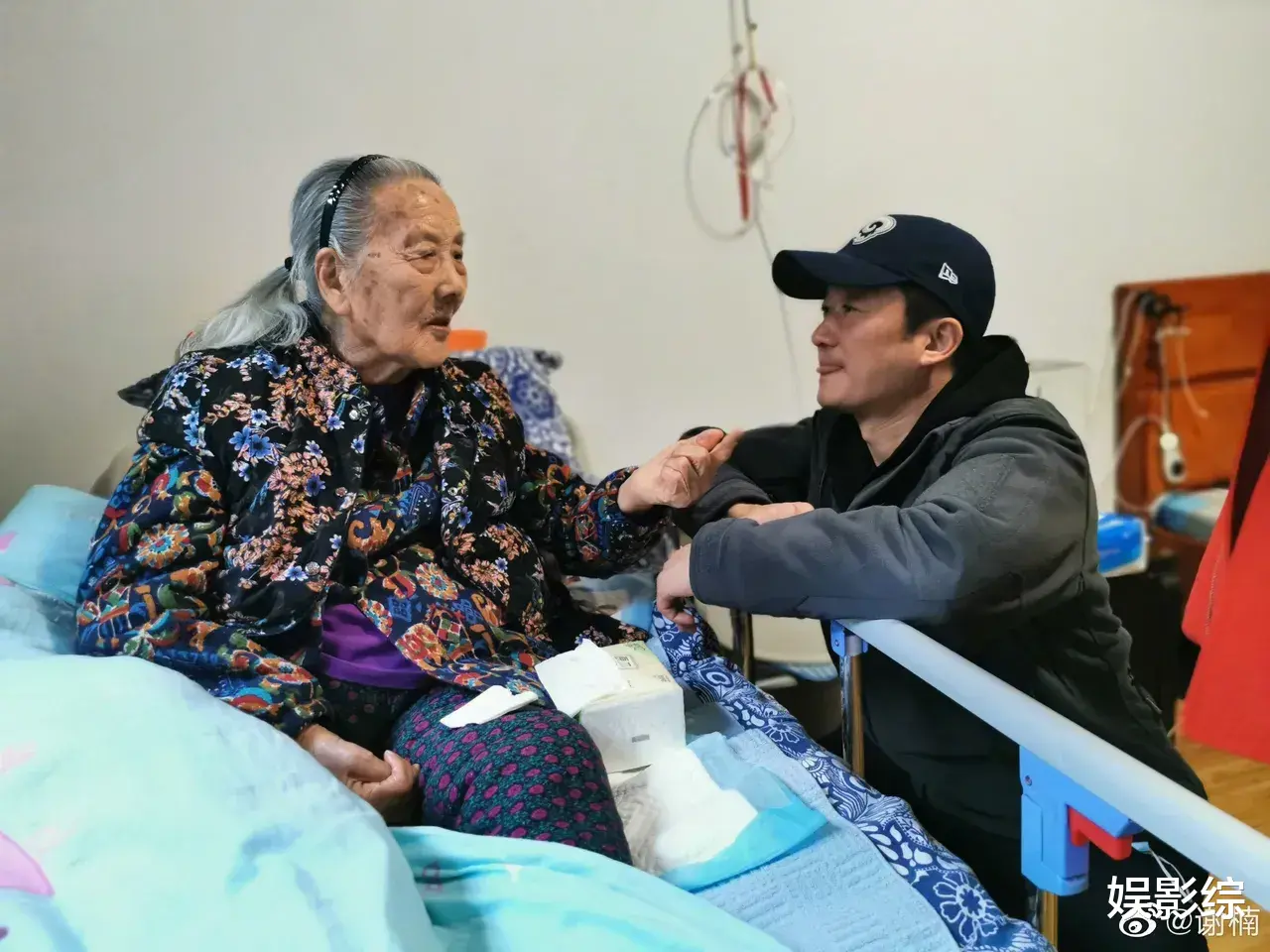 谢楠|谢楠回老家看望一百岁奶奶,吴所谓表演打拳,吴京趴在床前吐舌头