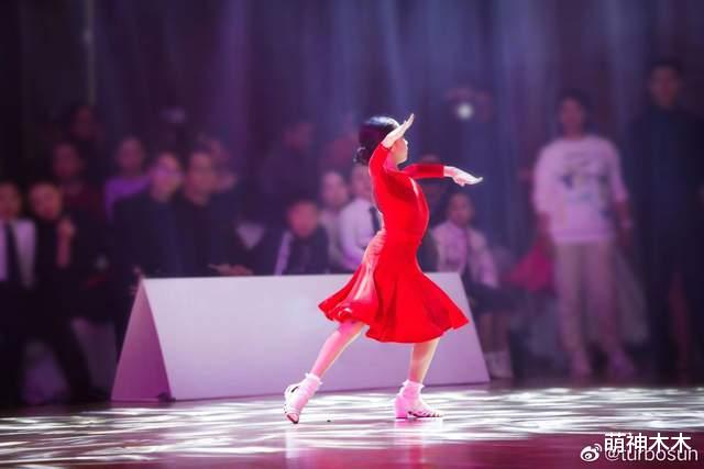 孙俪|孙俪晒女儿比赛照,跳拉丁舞气质绝佳,网友调侃继承邓超跳舞基因