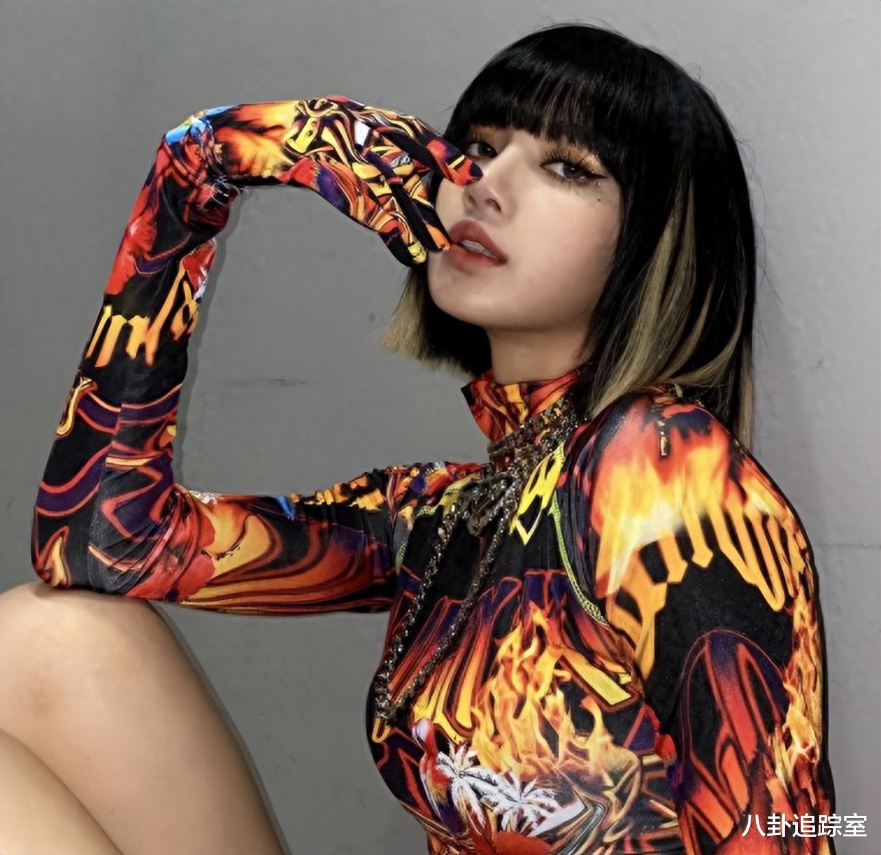 Lisa官宣退出YG公司，穿短裙对镜下蹲漆黑一片，疑赴美入光明会