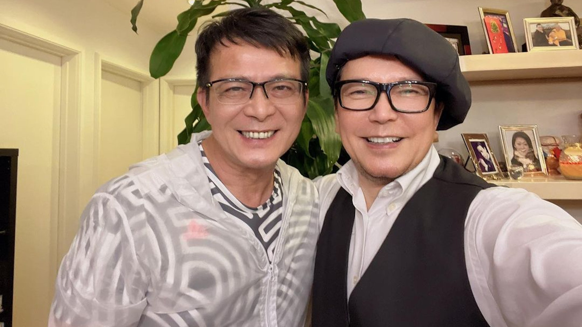 黄日华|黄日华现身豪宅聚会，搂廖启智遗孀笑开怀，戚美珍头发花白变化大