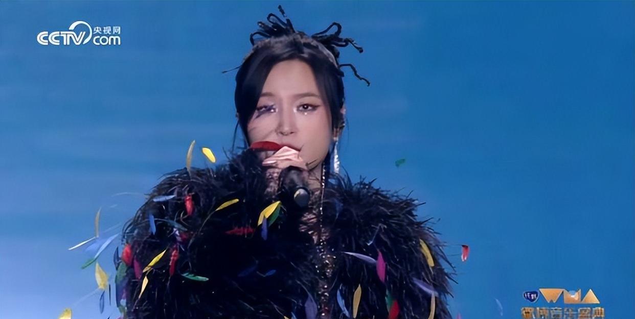 久违的音乐晚会，周笔畅又乱穿，谢娜跳脱放飞，周深深情有魅力