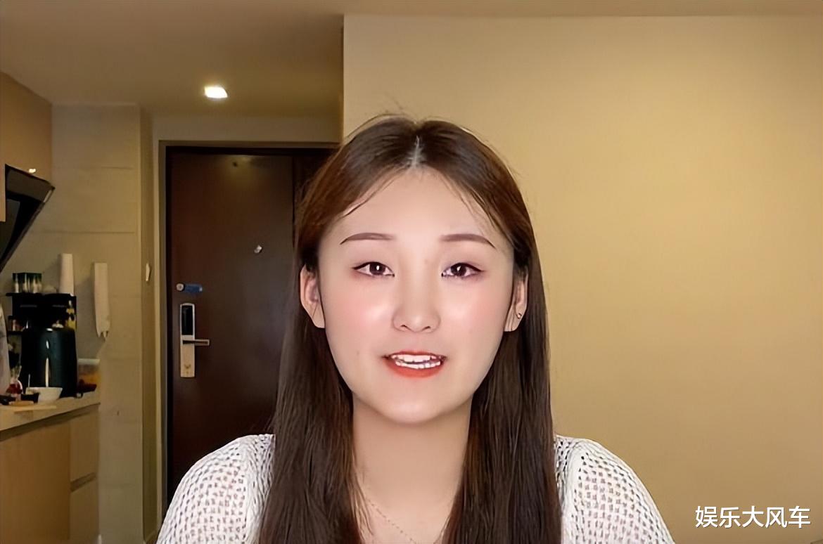 朱之文|陈亚男新店开门迎客，坐柜台玩手机被嘲态度差，大衣哥公开道歉