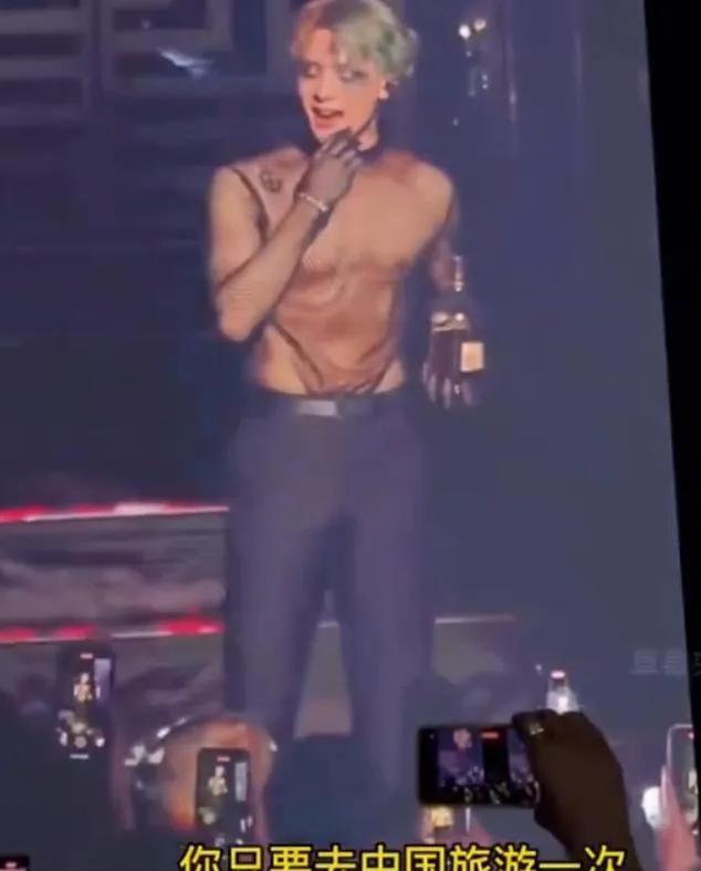 29岁王嘉尔惹争议!与美女牵手合影很亲密,女方身材火辣颜值抢镜