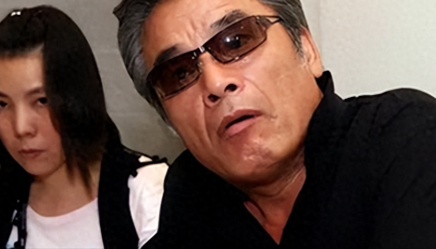 赌王都甘拜下风！71岁宝刀未老，迎娶“第七房”小娇妻