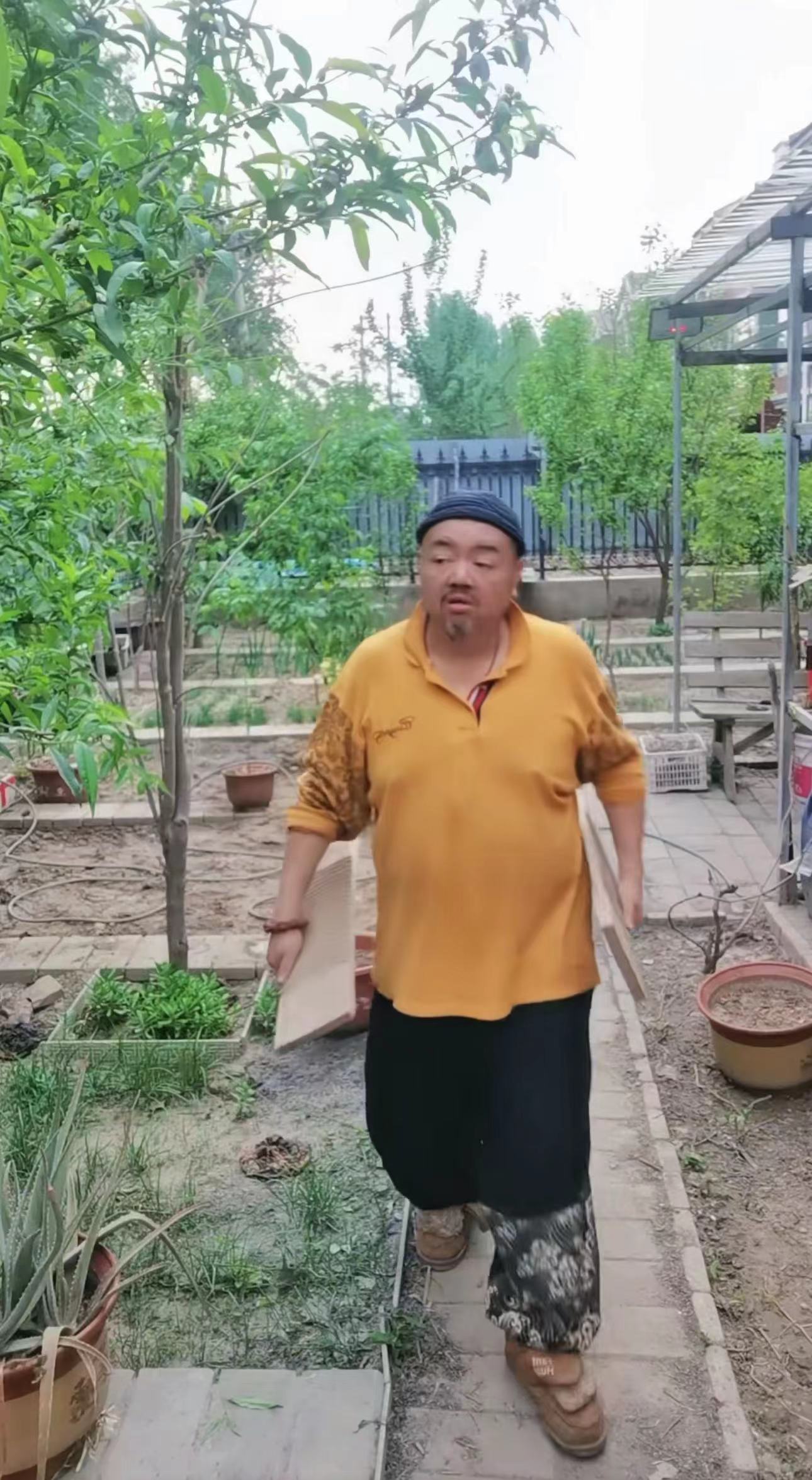 谢宁|50岁戏骨近1年无戏拍,定居河北农村放羊种菜,胡须花白精神足