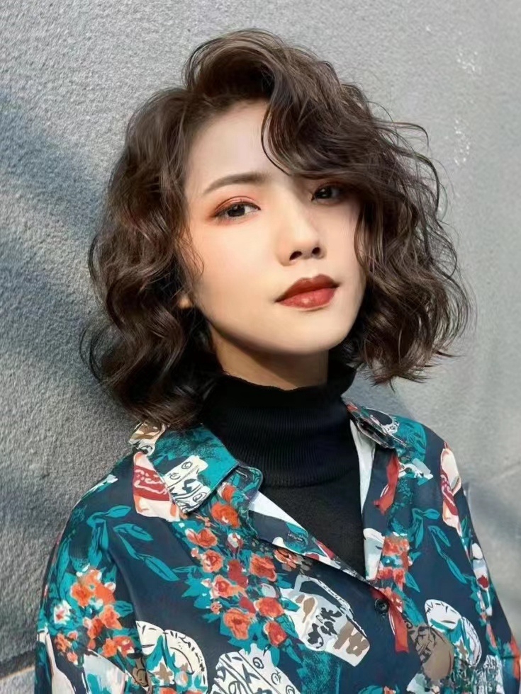 告别老气横秋,中短发这样烫,时尚减龄又显气质