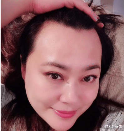 演员李菁菁疑似晒4婚老公，两人甜蜜互动，被指有夫妻相